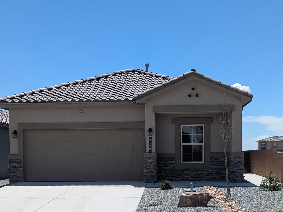 748 Amatista Loop SE