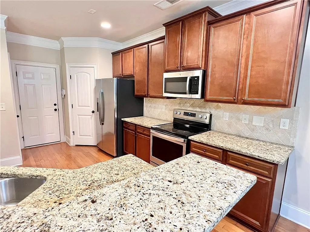 3 bed, 2.5 bath, 1980 sqft, $2,400 — Photo 2