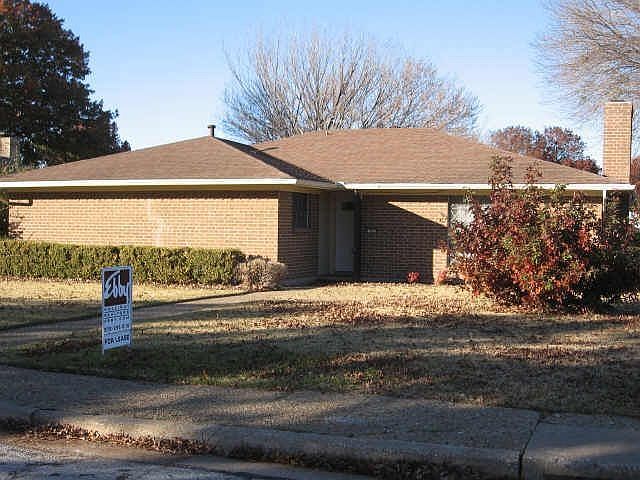 1st image of 827 Madrid Dr