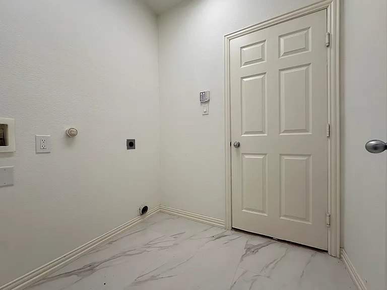8393 Davis Dr — Photo 11