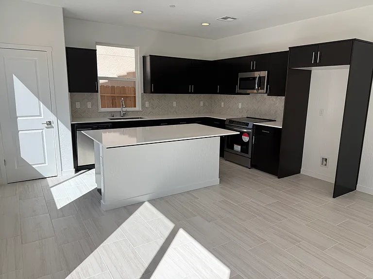 2957 E Veleta Dr — Photo 3