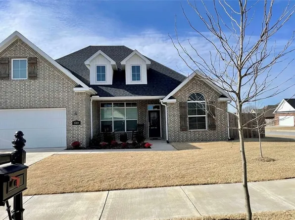 5769 W Cane Hill Dr, Fayetteville, AR 72704