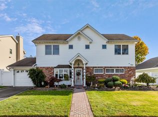 32 Candy Ln, Syosset, NY 11791