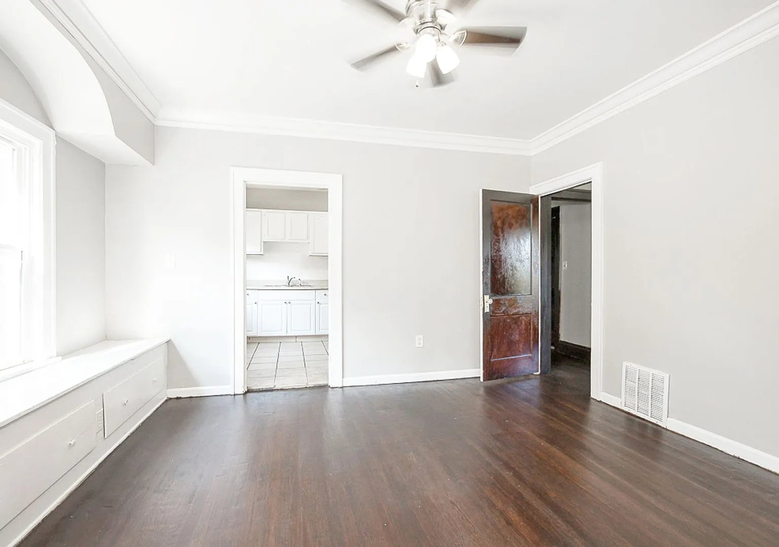 5 Beds 1 Bath Single Family Home In Mt Pleasant! — Photo 2