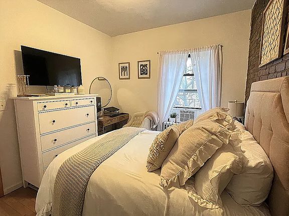 5th image of 307 E 6th St APT 5B