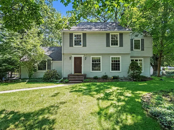 1110 Oakleigh Rd NW, Grand Rapids, MI 49504