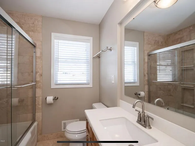 Upstairs full bathroom