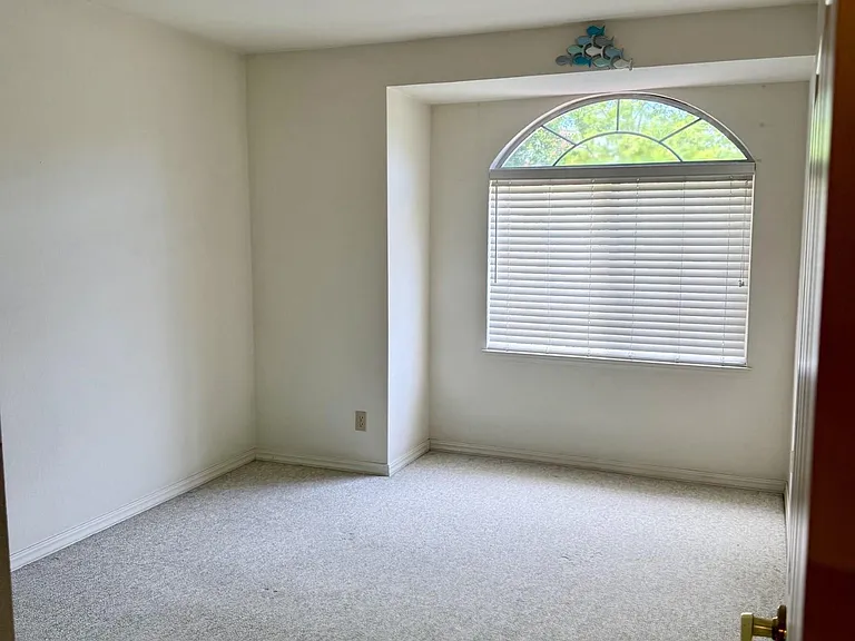 365 Bellflower Dr — Photo 26