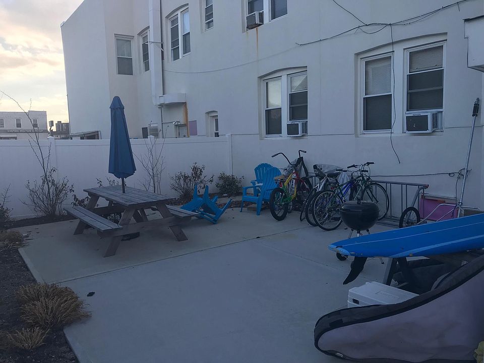 Shared backyard with BBQ and Bike rack