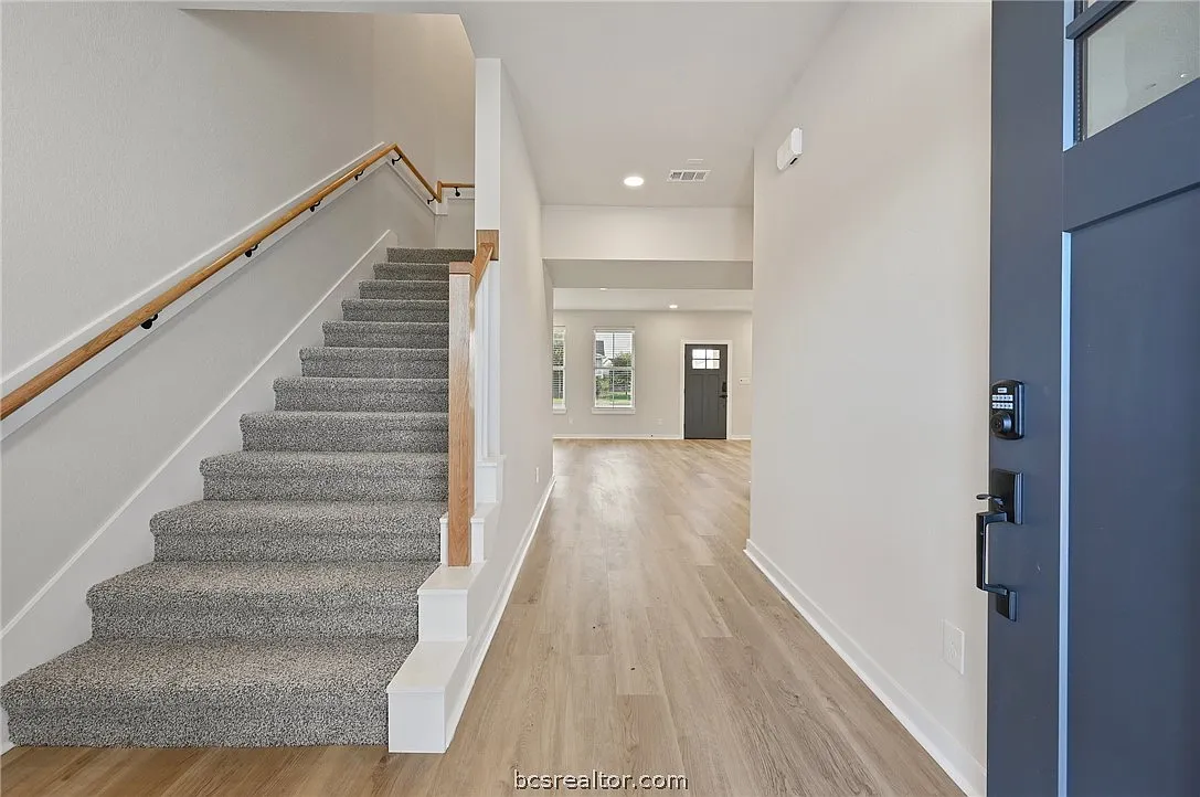 4 bed, 4.5 bath, 2207 sqft, $750 — Photo 2