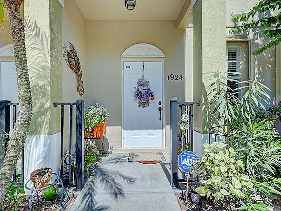 4th image of 1924 SE High Springs Drive