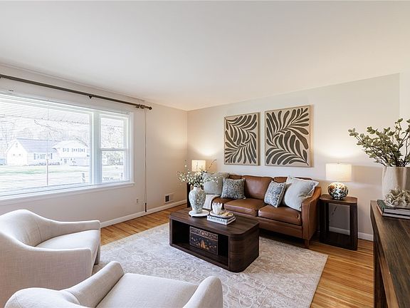 4th image of 19 Berna Ln