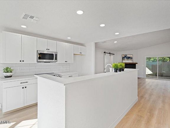 4th image of 408 E Campo Bello Dr