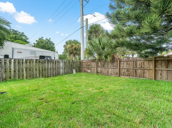 5910 S 38th Street, Greenacres, FL 33463