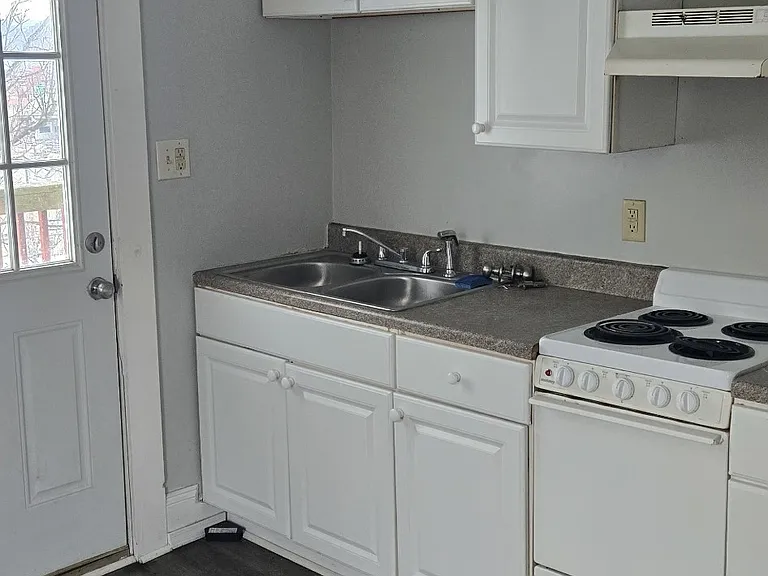 325 Williams St #B — Photo 4