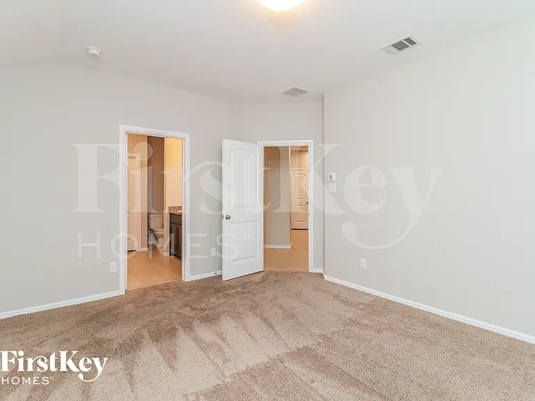 704 Walls Blvd — Photo 7