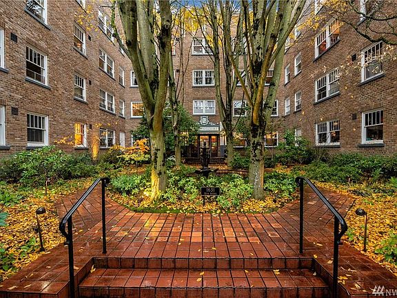 Private garden retreat in the city . Stroll to restaurants in Pike Pine Corridor