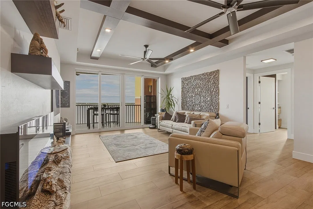 3 bed, 2.0 bath, 1408 sqft, $5,750 — Photo 3