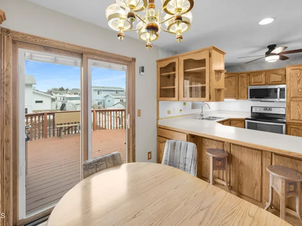 836 24th St W, Dickinson, ND 58601