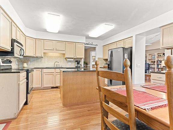 4th image of 370 Penguin Ln