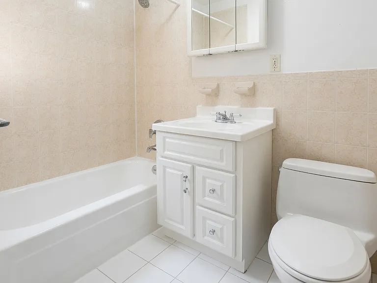 548 W 50th St #3FE — Photo 3