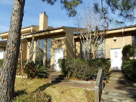 Property has mature landscaping that HOA maintains