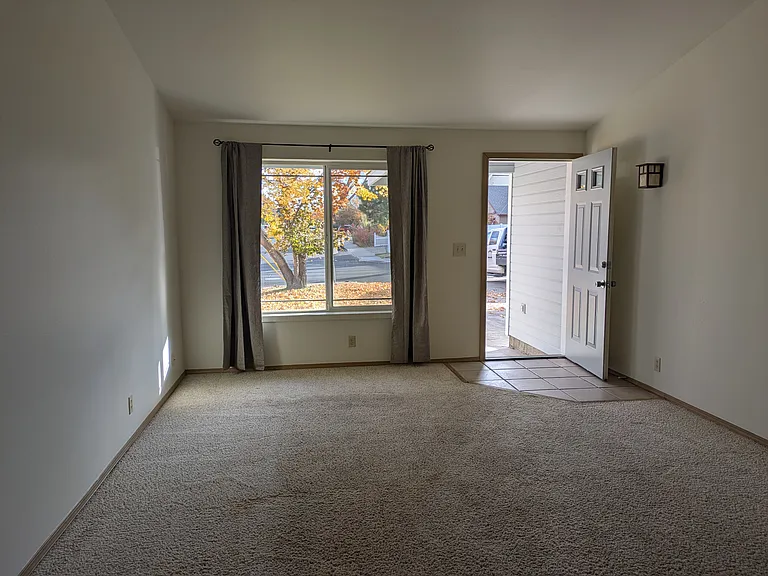 2207 SW Quartz Ave — Photo 2