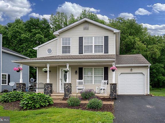 2nd image of 317 Nicholas Ct