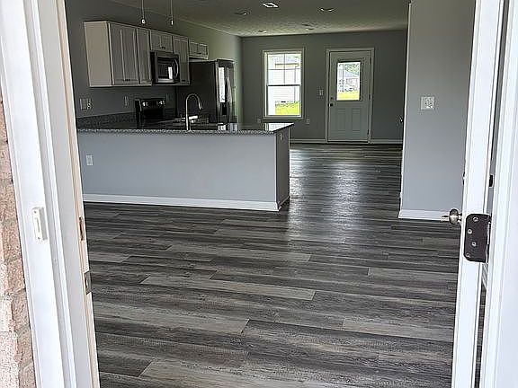 4th image of 585 Denning Cir