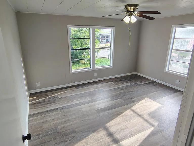 625 W Avenue D — Photo 24