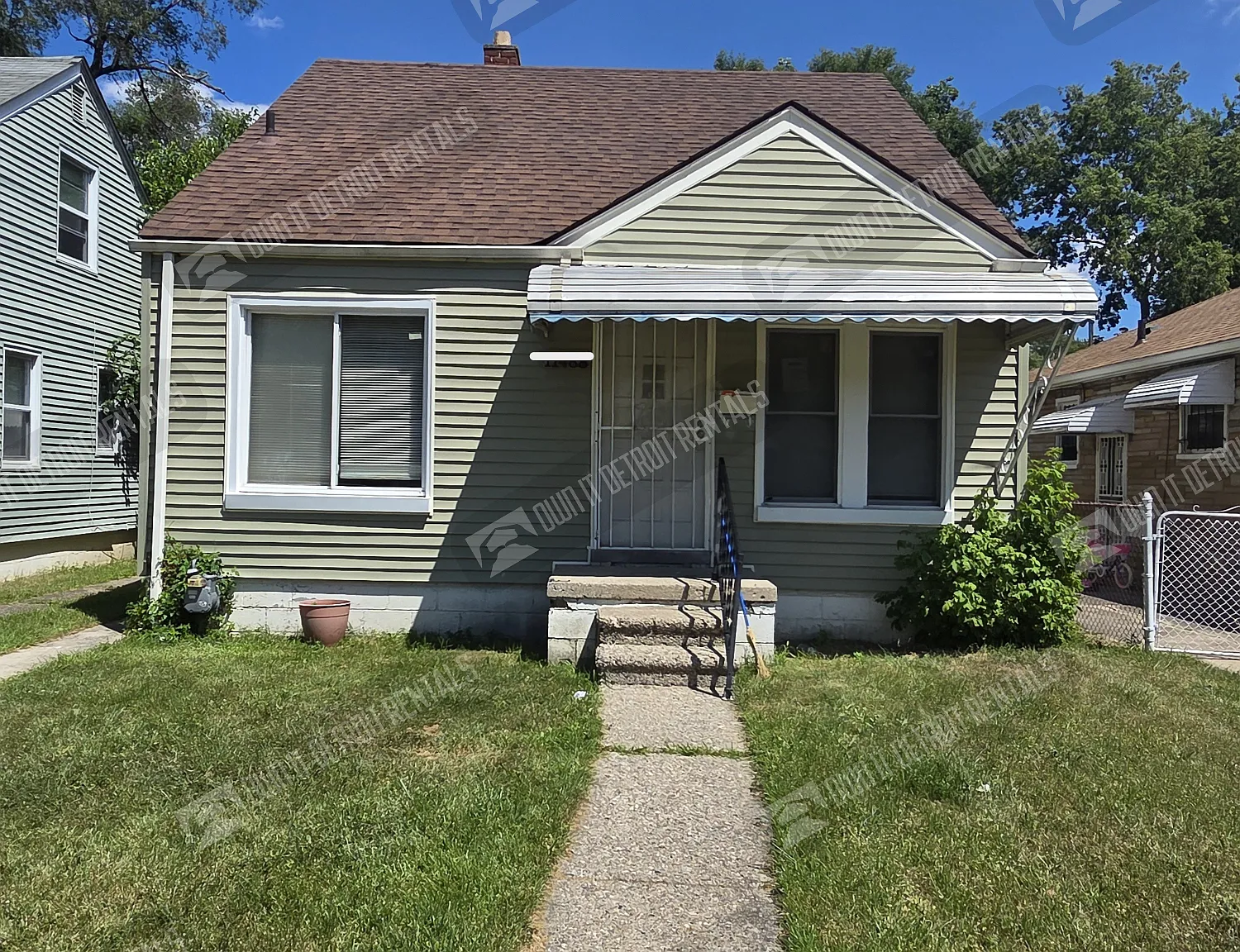 House - Bungalow — Photo 1