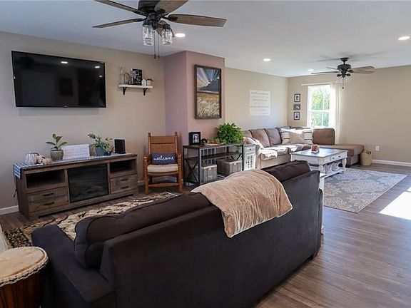 3rd image of 3284 Brentwood Dr