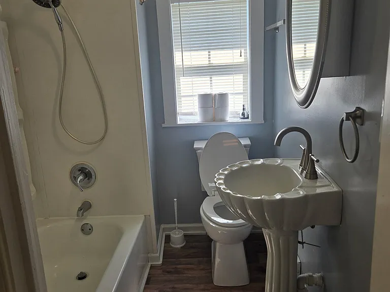 215 W Dover St #D — Photo 7