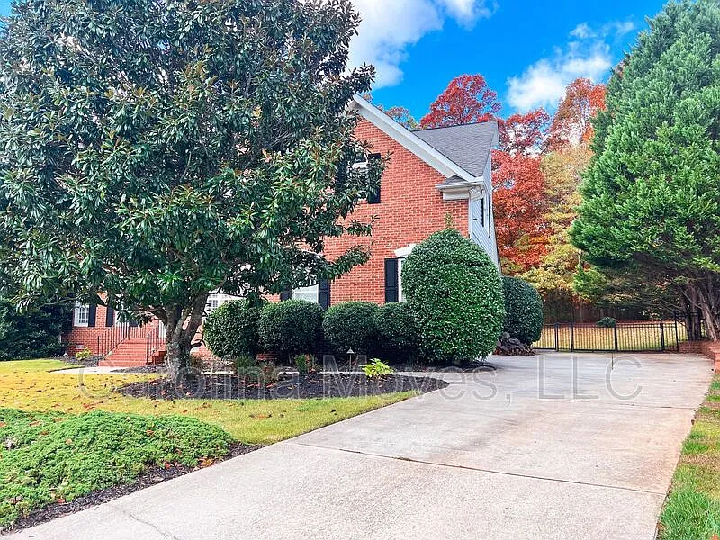 4 bed, 3.0 bath, 2800 sqft, $2,695 — Photo 2