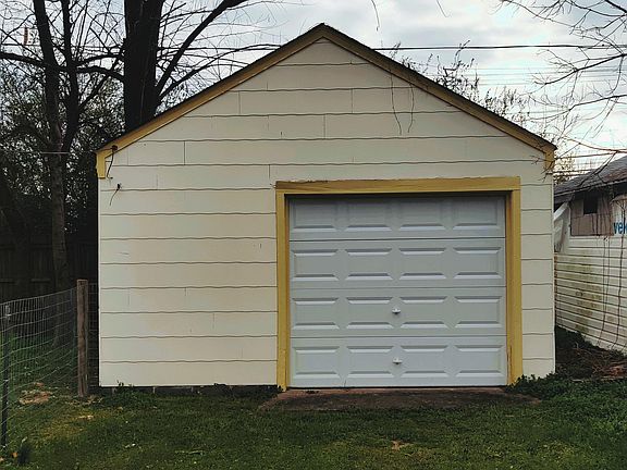 3rd image of 2105 Pinetree Dr