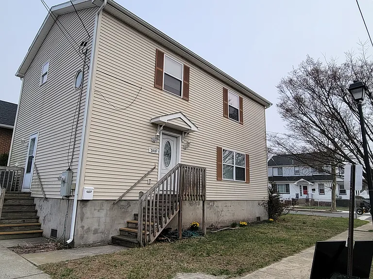 2010 Grammercy Ave — Photo 3