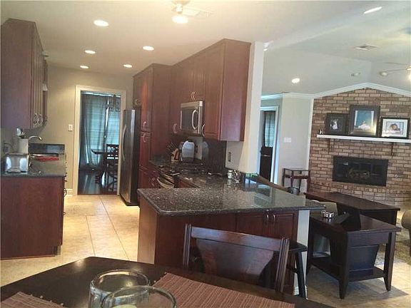 5th image of 5313 Cocos Plumosas Dr