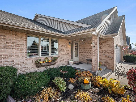 Welcoming front porch and nicely landscaped!