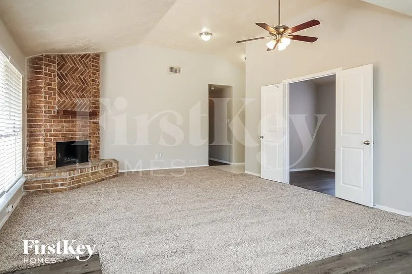 3 bed, 2.0 bath, 1636 sqft, $1,820 — Photo 3