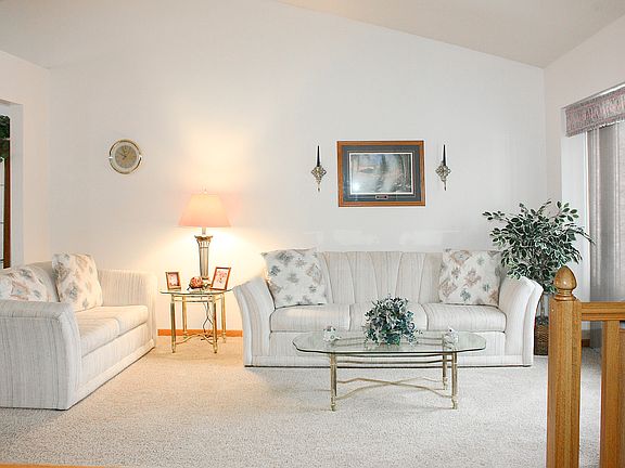 3rd image of 10099 Englewood Dr