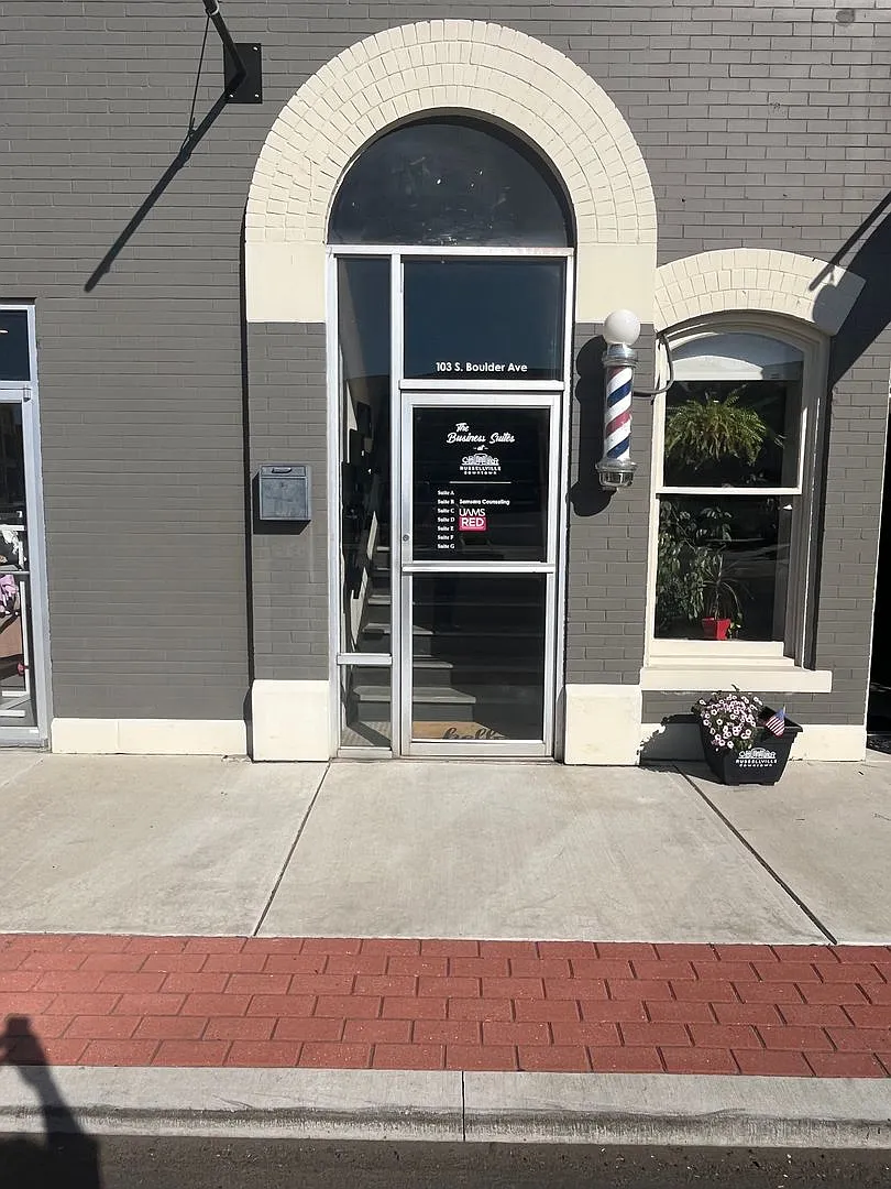 Commercial or residential loft unit available in Historic Downtown Russellville — Photo 3