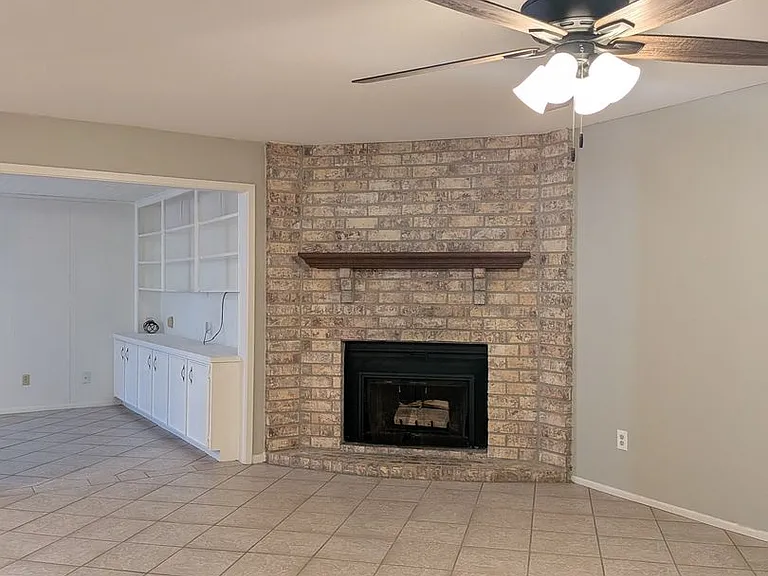 976 Sunmeadow Dr — Photo 2