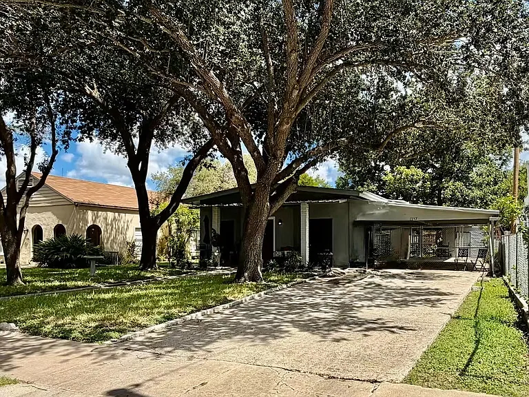 1212 W Maple Ave — Photo 4