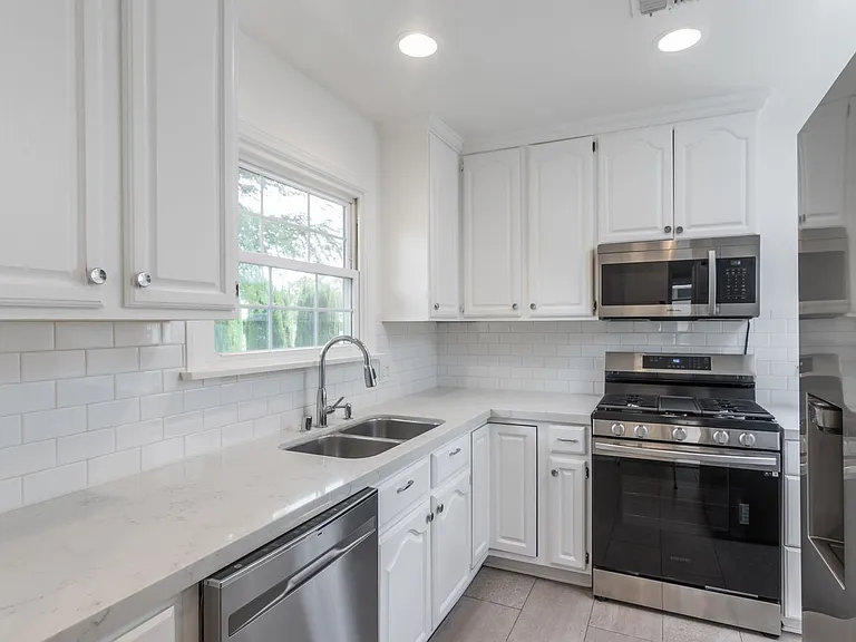 8129 Darby Ave — Photo 16