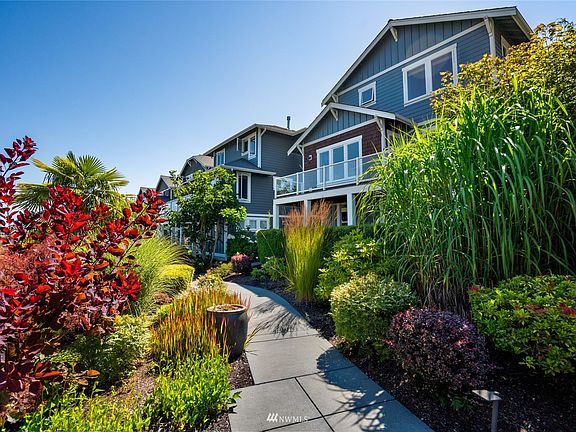 Lush common area walkways throughout The Isles community.>