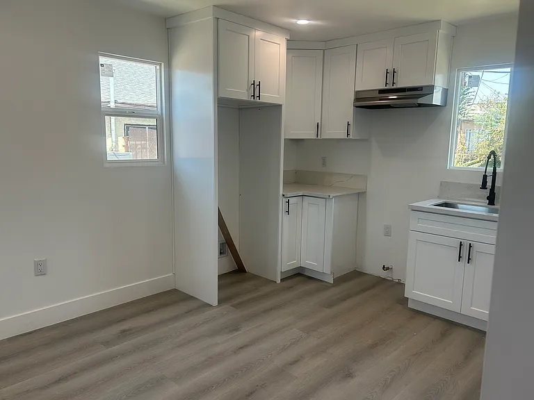 1419 E 61st St #2 — Photo 7