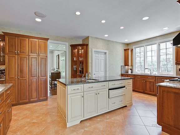 5th image of 1930 W Southmeadow Ln