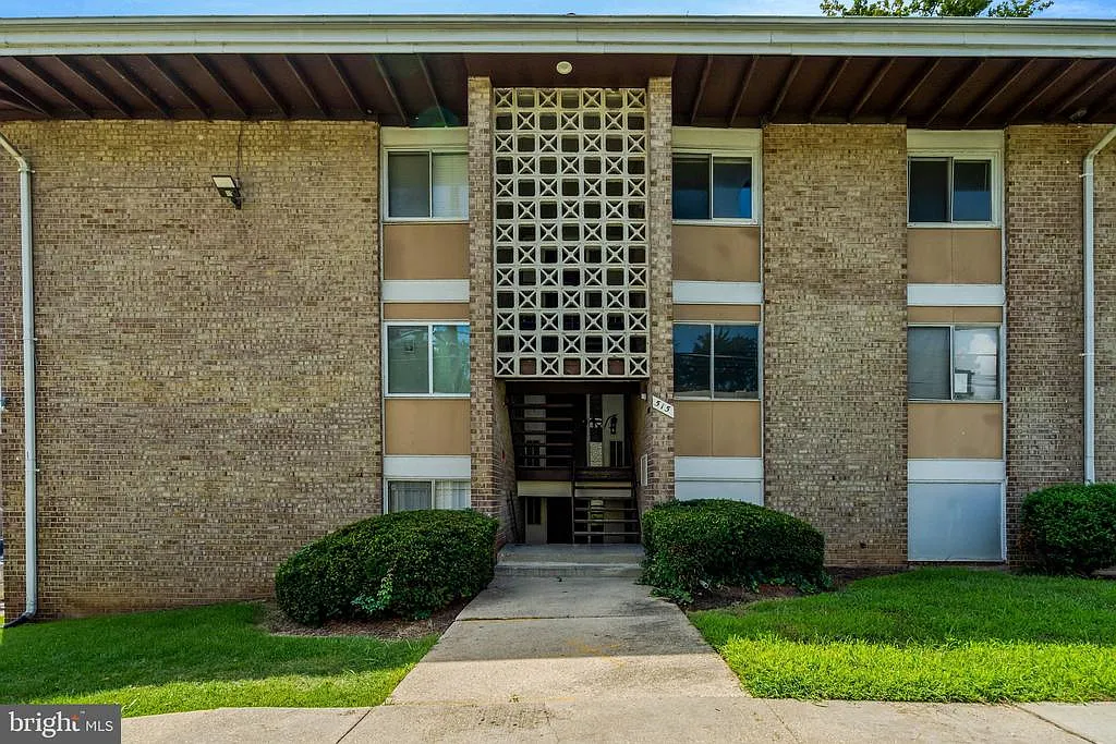3 bed, 1.5 bath, 1100 sqft, $1,995 — Photo 1