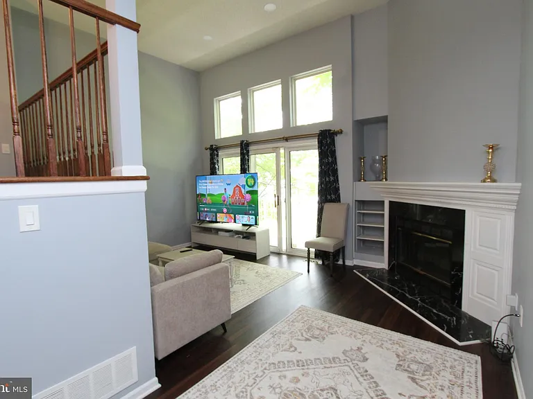 6 Halstead Pl — Photo 4