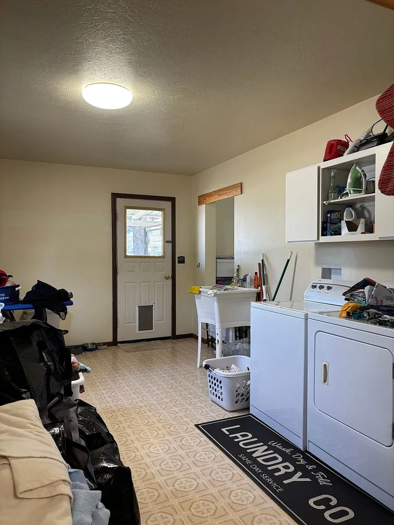 Great Property 3 bedroom 2 ba home with 1-2 Horse potential not far from town — Photo 3